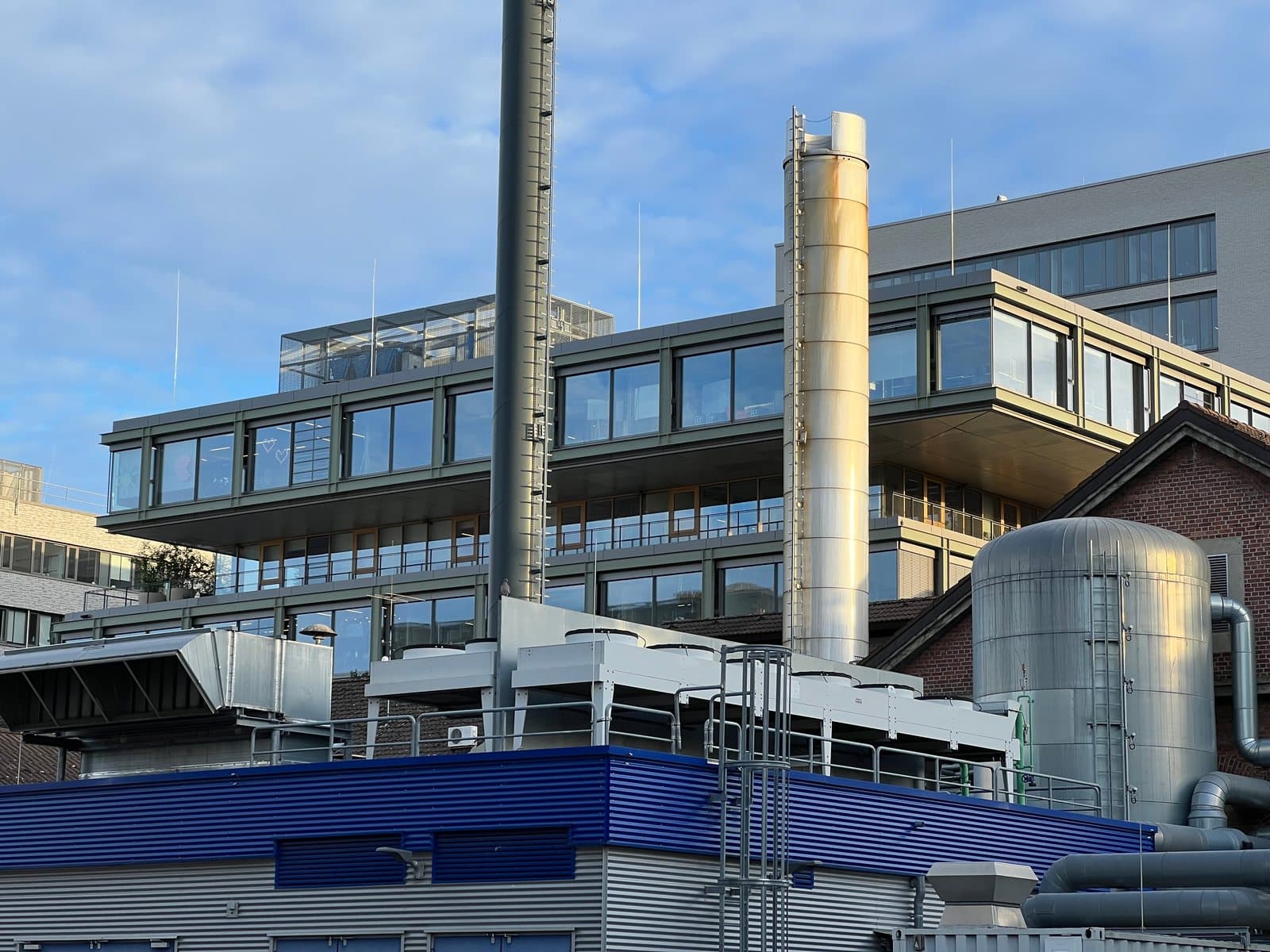 Bürobauten und Schornsteine im Abendlicht, Heilbronn, 2. September 2026, am Tag des Finales.